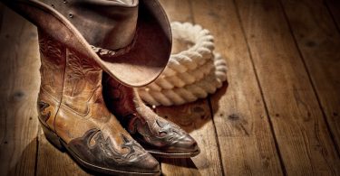 how to wear cowboy boots men